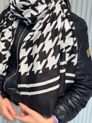 Nadčasová šála s klasickým vzorem v elegantní černo-bílé kombinaci