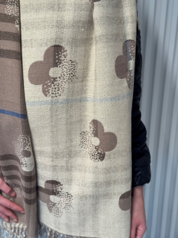 Oboustranná hřejivá šála s květinovým a kostkovaným vzorem