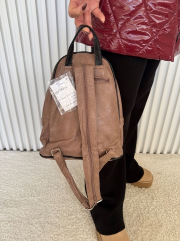 Dámský batoh v hnědé barvě s výrazným vínovým pruhem