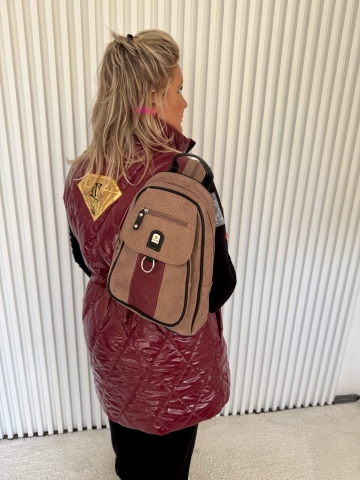 Dámský batoh v hnědé barvě s výrazným vínovým pruhem