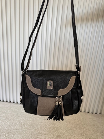 Elegantní dámská kabelka černo-šedá s třásněmi