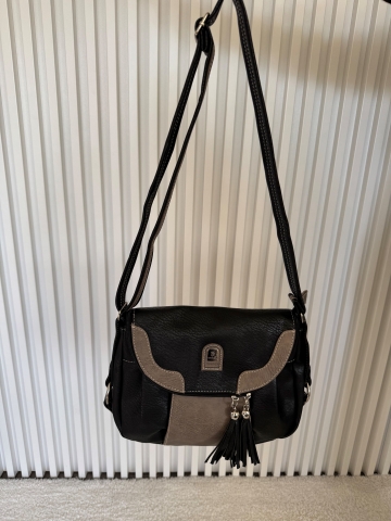 Elegantní dámská kabelka černo-šedá s třásněmi