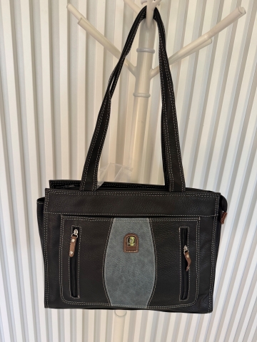 Dámská kabelka s vnitřním organizérem na dokumenty, ve dvou barvách