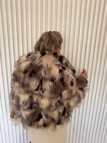 Dámský luxusní krátký kožich Teddy vícebarevný v kombinaci s bílou, hnědou, šedou a černou barvou