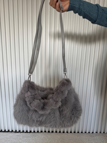 Dámská kabelka z umělé kožešiny v šedé barvě