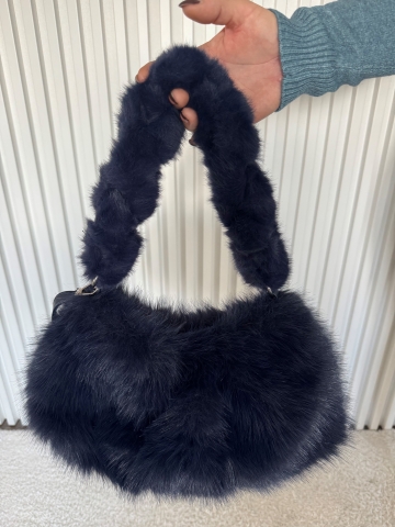 Dámská kabelka z umělé kožešiny v modré barvě