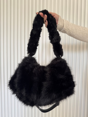 Dámská kabelka z umělé kožešiny v černé barvě