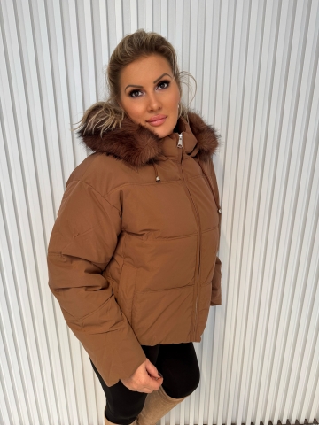 Dámská krátká hnědá zimní bunda Helena s kožešinou na kapuci