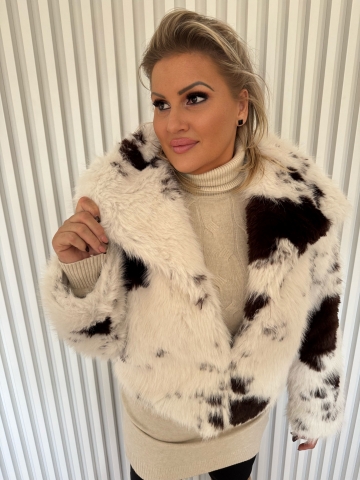 Dámský krátký kožíšek bílo-hnědé barvy se vzorem skvrn