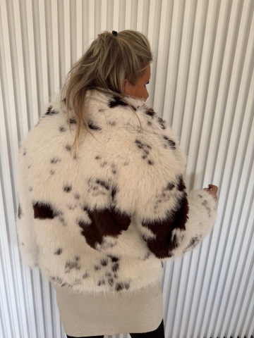 Dámský krátký kožíšek bílo-hnědé barvy se vzorem skvrn