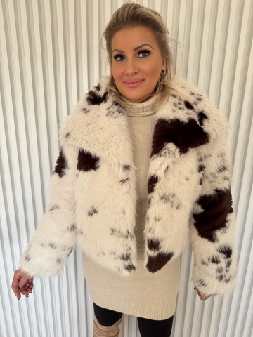 Dámský krátký kožíšek bílo-hnědé barvy se vzorem skvrn