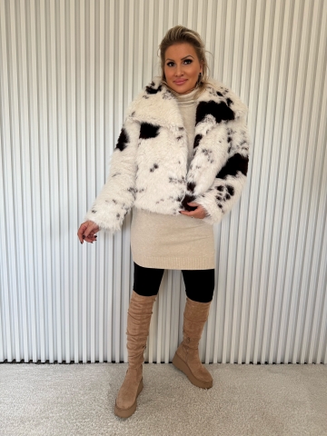 Dámský krátký kožíšek bílo-hnědé barvy se vzorem skvrn