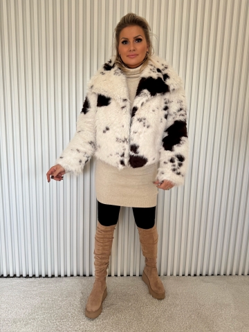 Dámský krátký kožíšek bílo-hnědé barvy se vzorem skvrn
