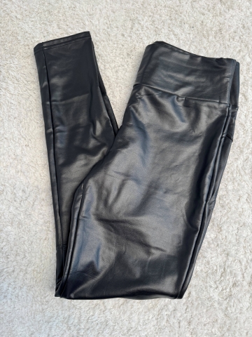 Dámské černé zateplené push - up legíny Gita z imitace kůže