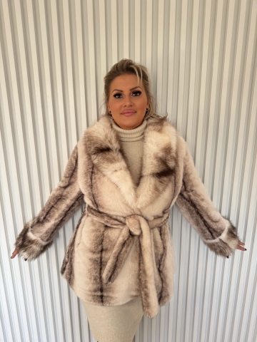 Dámský krémový kožešinový kabát s páskem a kapsami