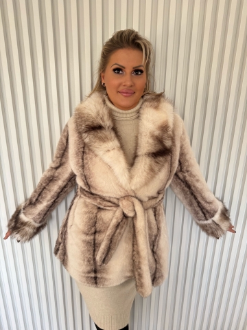 Dámský krémový kožešinový kabát s páskem a kapsami