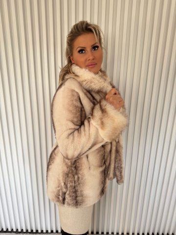 Dámský krémový kožešinový kabát s páskem a kapsami