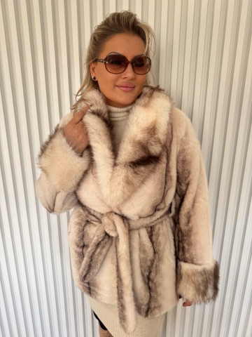 Dámský krémový kožešinový kabát s páskem a kapsami