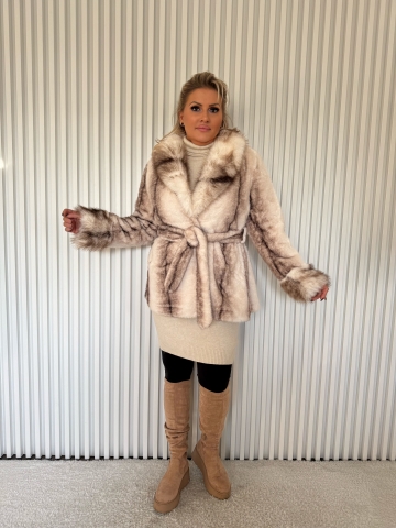 Dámský krémový kožešinový kabát s páskem a kapsami