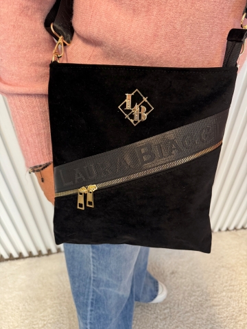 Dámská Lola crossbody kabelka Laura Biaggi s posuvným popruhem, černé barvy.