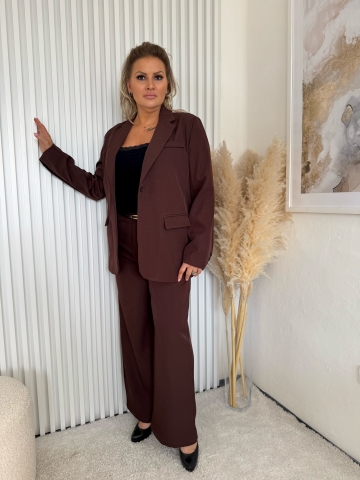 Dámský elegantní kalhotový kostým Megane v hnědé barvě