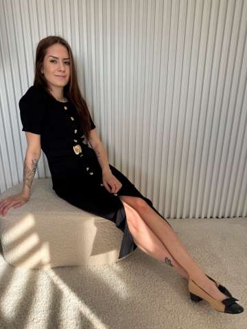 Dámské dlouhé černé elastické šaty Nina s kapsami a ozdobnou vázačkou v pase