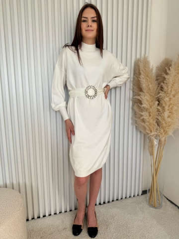 Dámské dlouhé úpletové bílé šaty s rolákem Bianca a opaskem s velkou broží