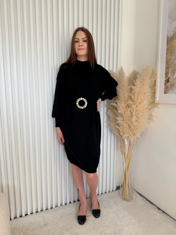 Dámské dlouhé úpletové černé šaty s rolákem Bianca a opaskem s velkou broží