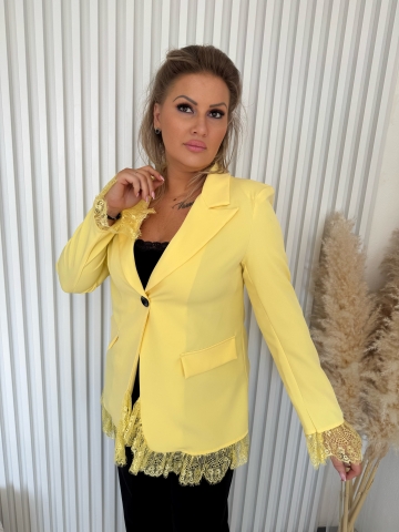 Dámské elegantní žluté sako Marci s ozdobnou krajkou na délce a rukávech, zapínání knoflík