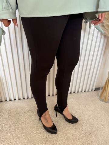 Dámské elegantní legíny kaliopky Pedro v černé barvě na pásek pod chodidlem