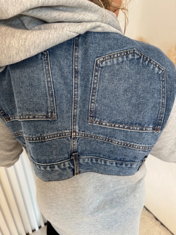 Dámský dlouhý mikinový šedý kabát Vista v kombinaci s riflovinou