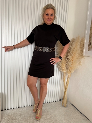 Dámské černé šaty Duha s krátkým rukávem a opaskem