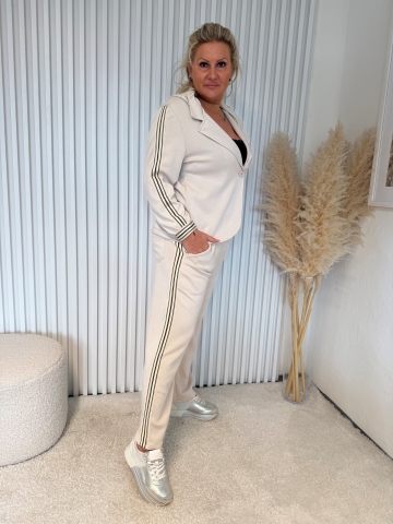 Dámský komplet Zita kalhot a saka s kapucí zdobený lampasem světle béžový
