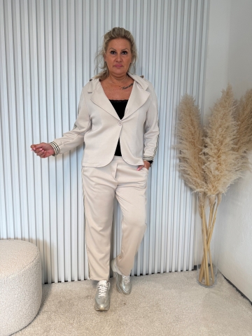 Dámský komplet Zita kalhot a saka s kapucí zdobený lampasem světle béžový