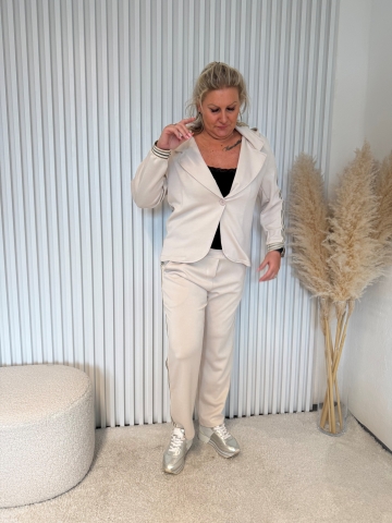 Dámský komplet Zita kalhot a saka s kapucí zdobený lampasem světle béžový