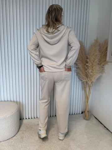 Dámský komplet Zita kalhot a saka s kapucí zdobený lampasem světle béžový