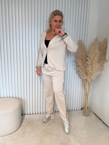 Dámský komplet Zita kalhot a saka s kapucí zdobený lampasem světle béžový