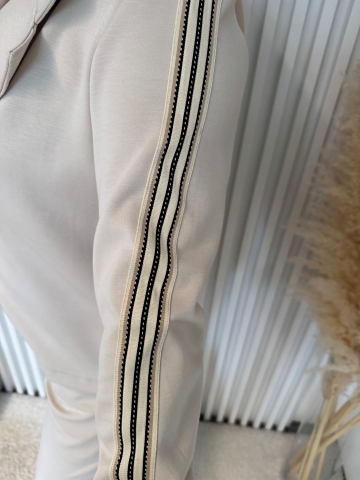 Dámský komplet Zita kalhot a saka s kapucí zdobený lampasem světle béžový