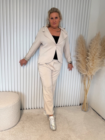 Dámský komplet Zita kalhot a saka s kapucí zdobený lampasem světle béžový