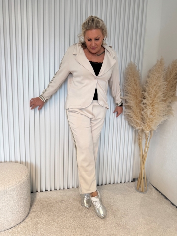 Dámský komplet Zita kalhot a saka s kapucí zdobený lampasem světle béžový