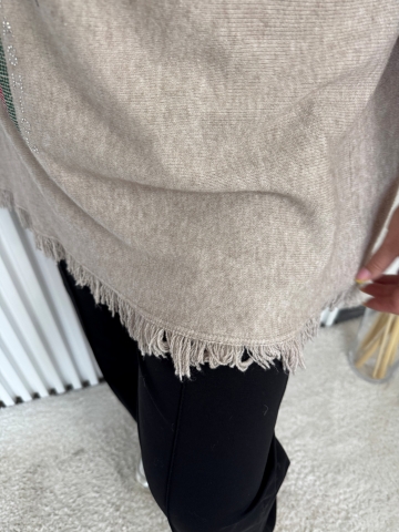 Dámský dlouhý oversize béžový svetr Claudie s třásněmi značky Paparazzi Fashion