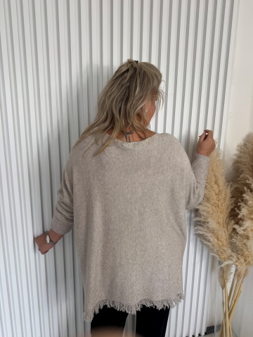 Dámský dlouhý oversize béžový svetr Claudie s třásněmi značky Paparazzi Fashion