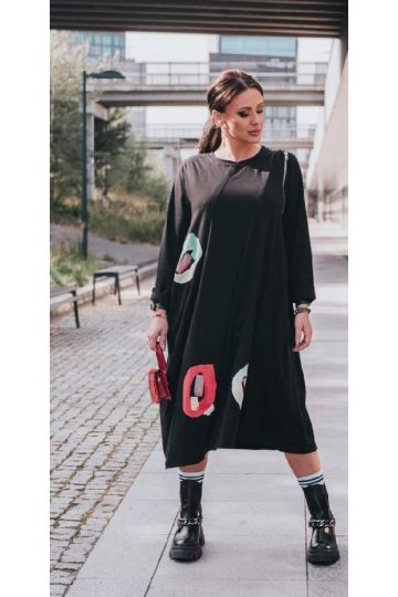 Dámské oversize černé šaty Lýdie s barevným vzorem